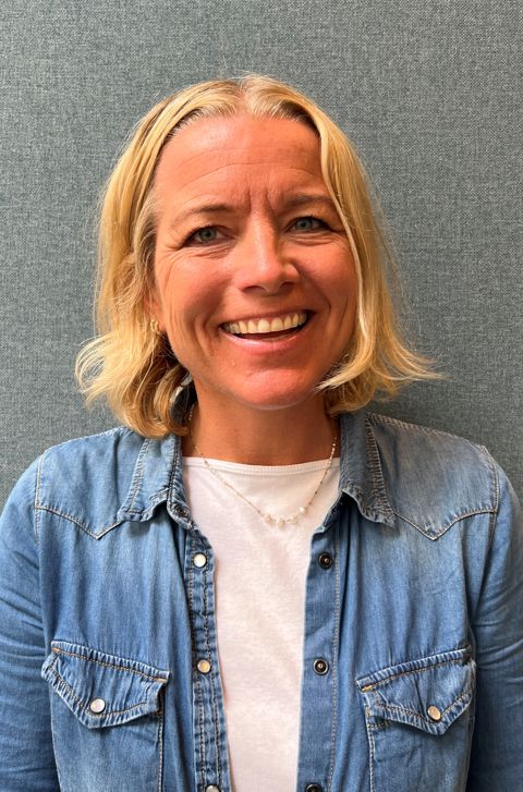 en person som smiler til kameraet