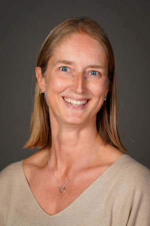 et nærbilde av en person som smiler