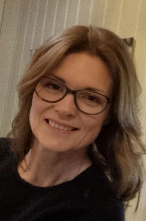 en person som bruker briller