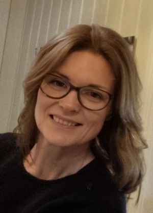 en person som bruker briller