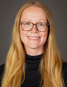 en person med langt blondt hår