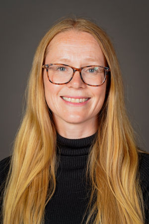 en person med langt blondt hår