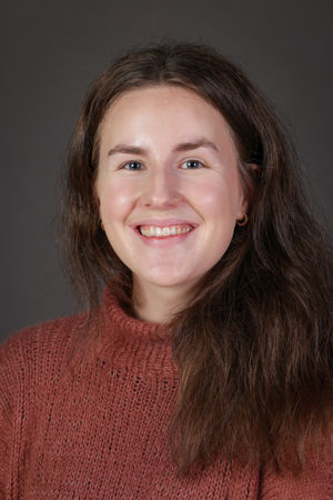 en person med langt hår som smiler