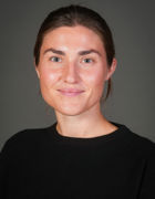 en person som smiler til kameraet en person som smiler til kameraet