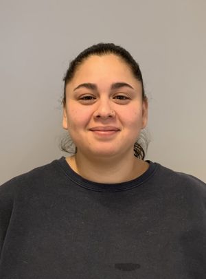 en person som smiler til kameraet