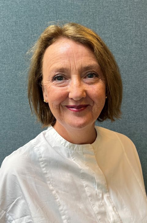 en person i hvit skjorte