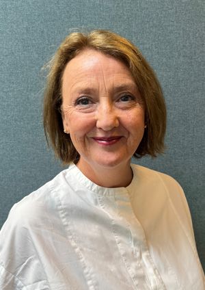 en person i hvit skjorte