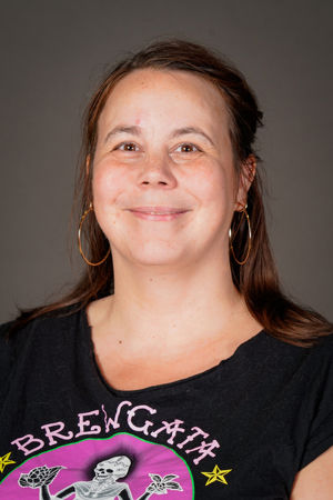 en person som smiler til kameraet