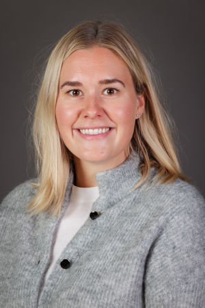 en person som smiler til kameraet