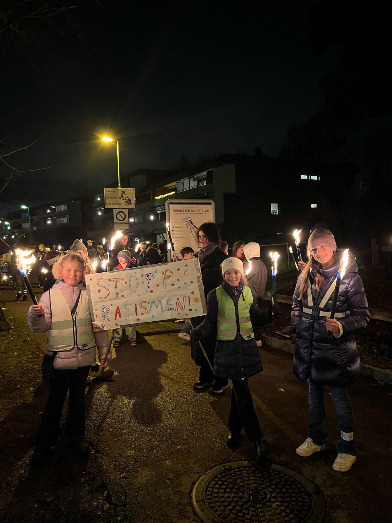 en gruppe mennesker som holder et skilt