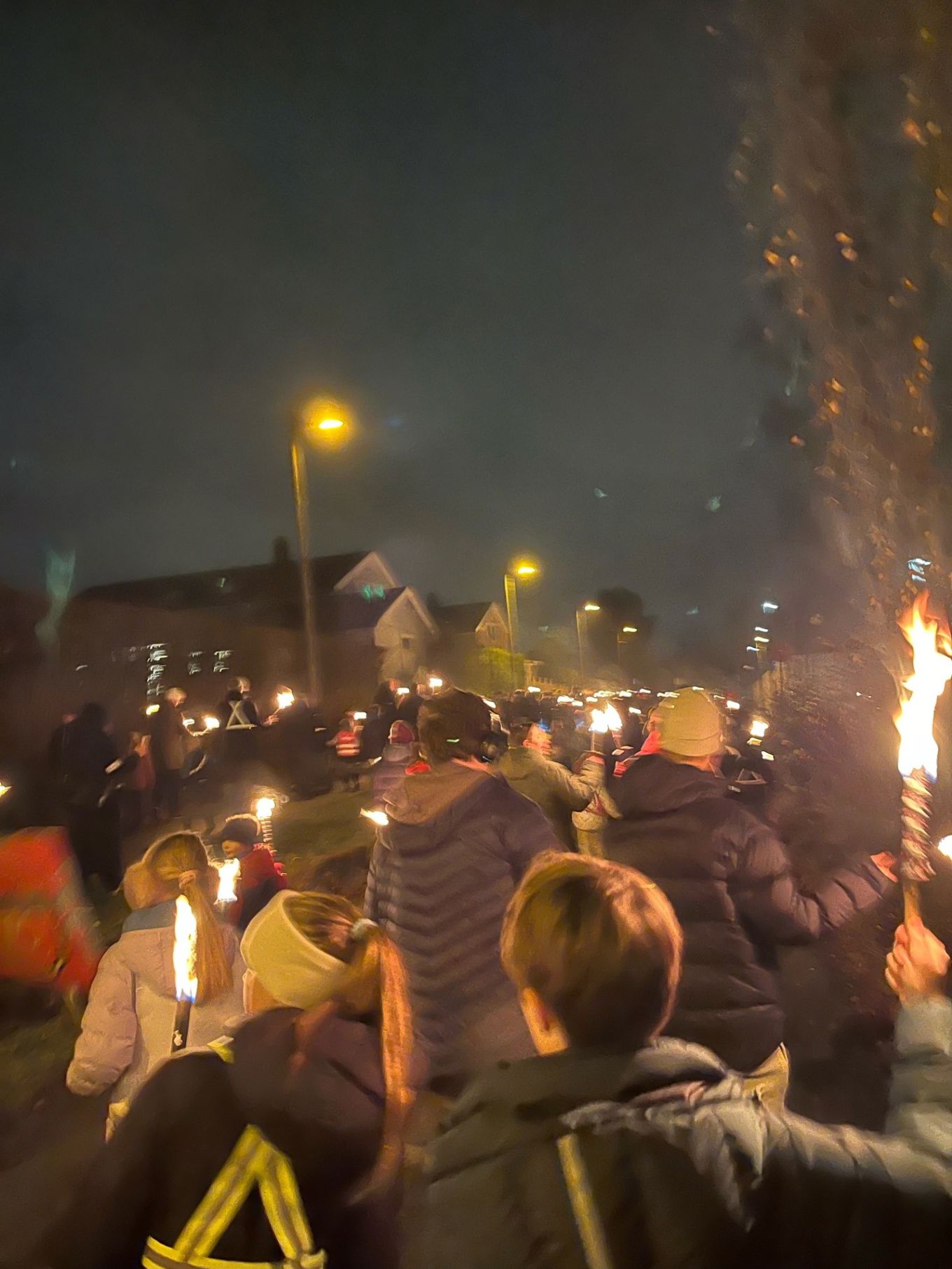 en gruppe mennesker på en gate om natten