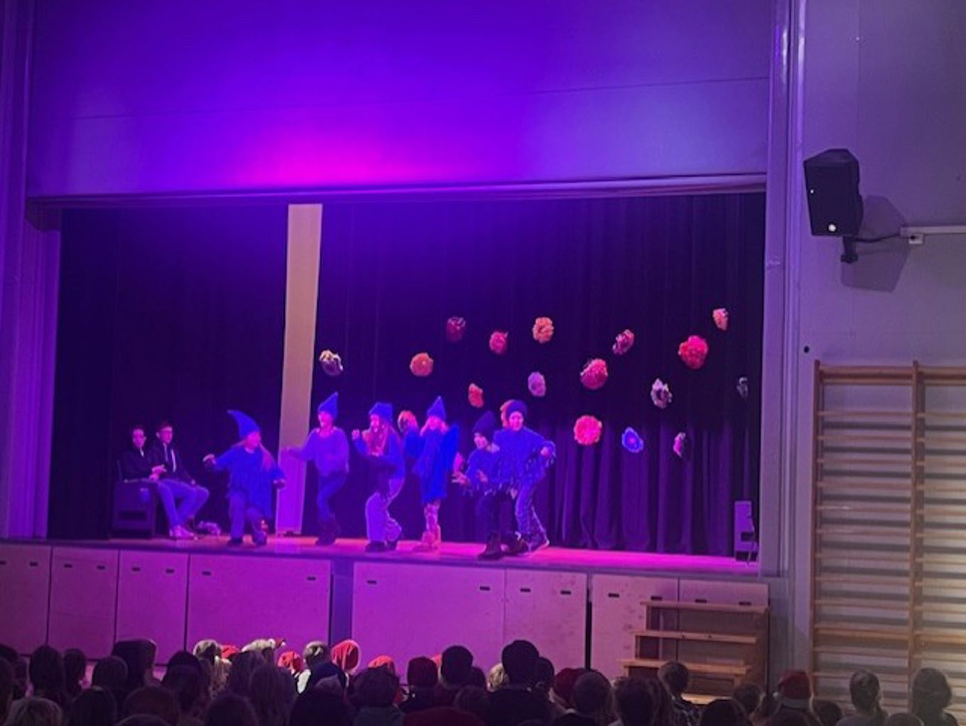 en gruppe mennesker på en scene en gruppe mennesker på en scene