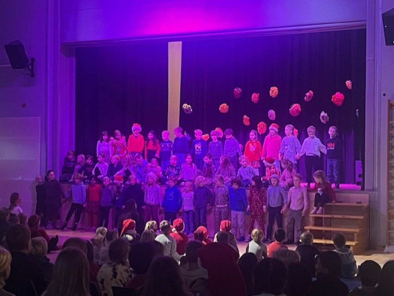 en gruppe mennesker på en scene en gruppe mennesker på en scene