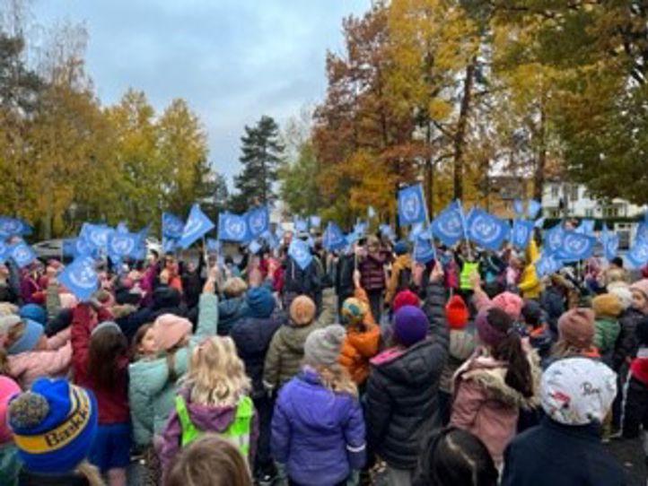 Elever er samlet for å markere FN-dagen.