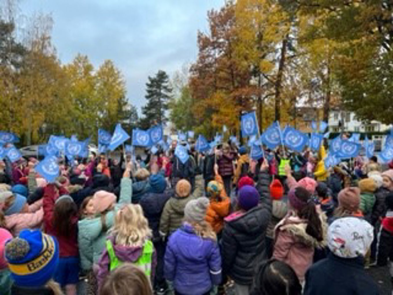 Foto: Bay Britt Glenge Elever er samlet for å markere FN-dagen.