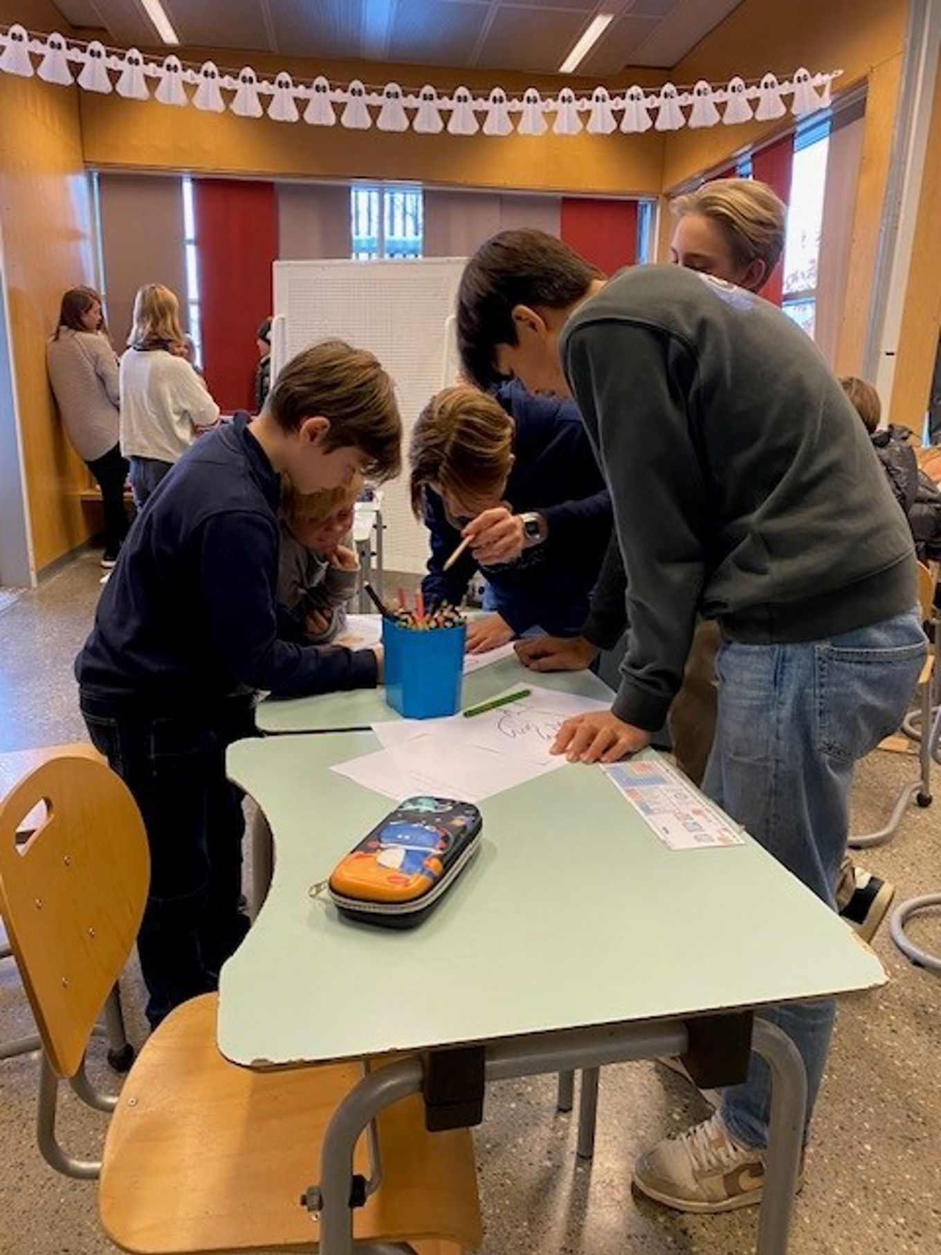 Elever fra 9. og 4. trinn samarbeider om å skrive dikt