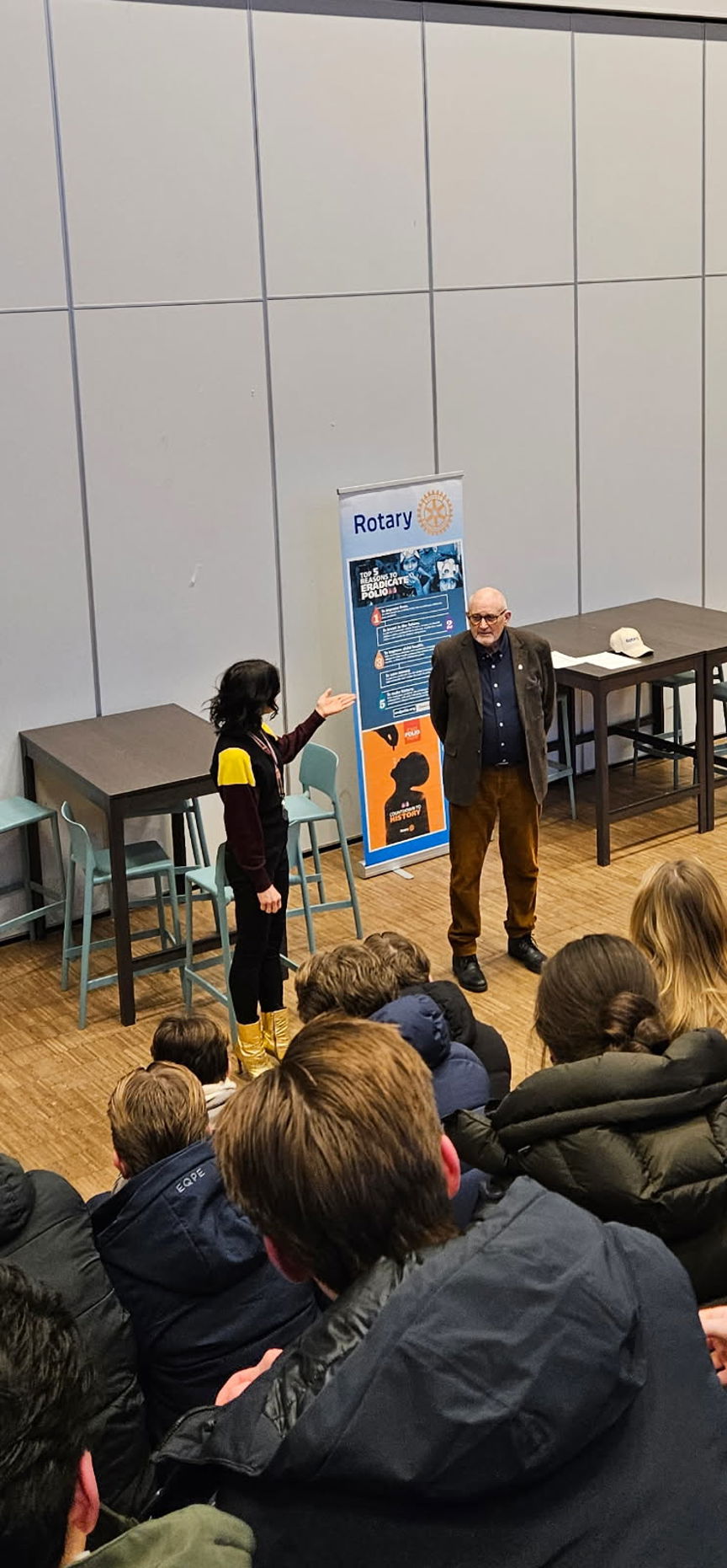 en person som står foran en gruppe mennesker