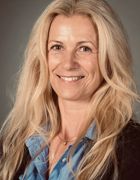 et nærbilde av en person som smiler