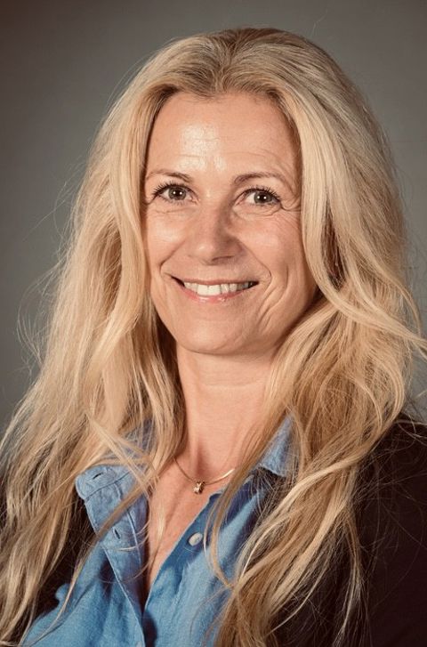 et nærbilde av en person som smiler