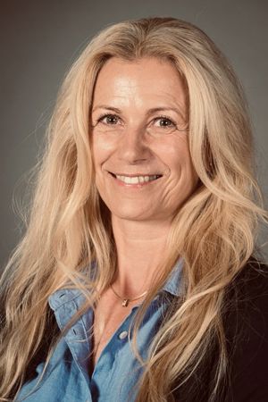 et nærbilde av en person som smiler