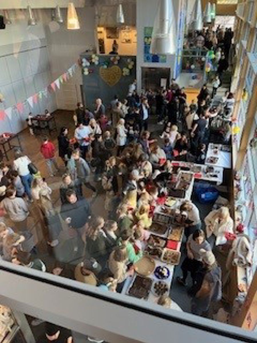 En høy vinkel av personer i et rom