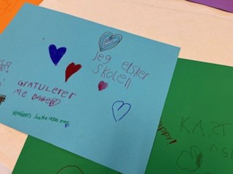 et stykke papir med skrift på et stykke papir med skrift på