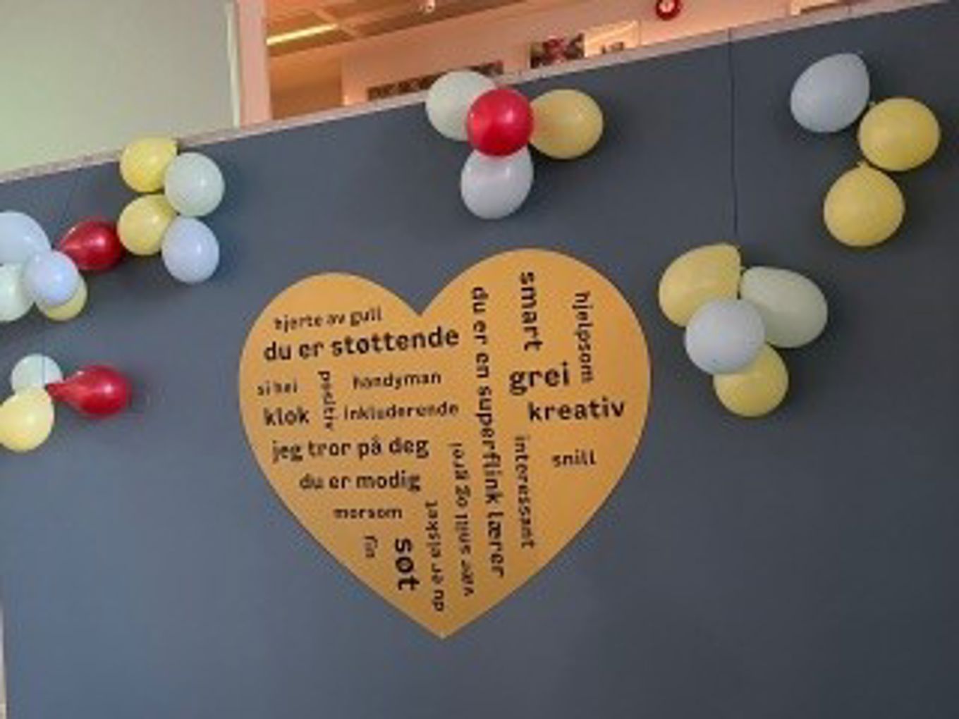 et spillebrett med *** og et notat