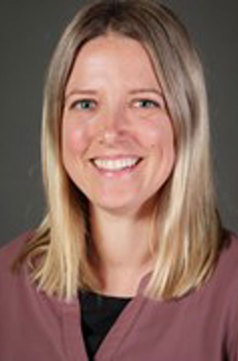 Et nærbilde av en person som smiler