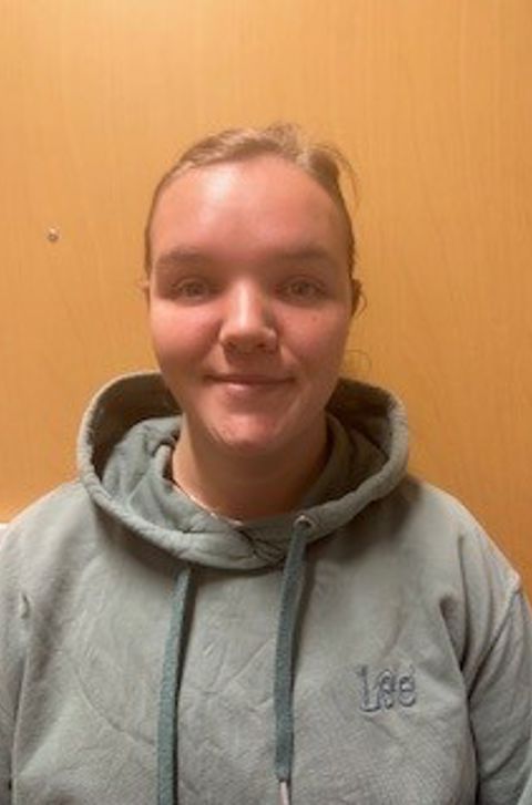 En person med en grå genser